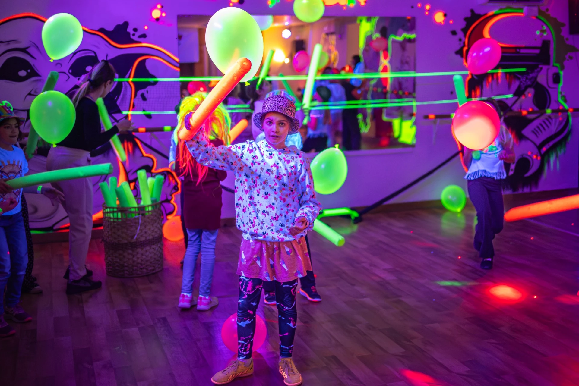 Color Kids Party UV szülinapi buli vidám lufikkal és tánctérrel