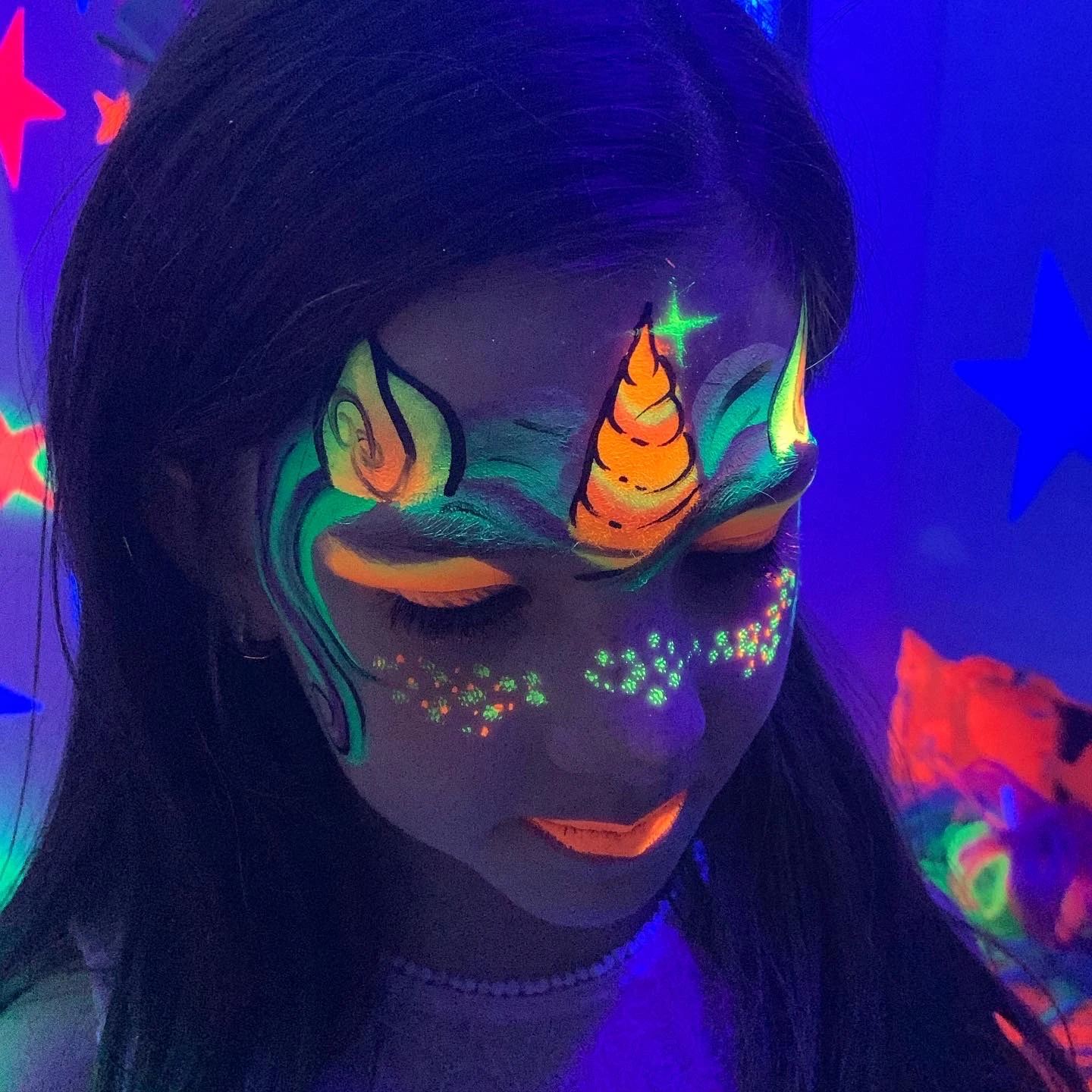 Világító UV unikornis arcfestés gyerekeknek Budapest 11. kerületében